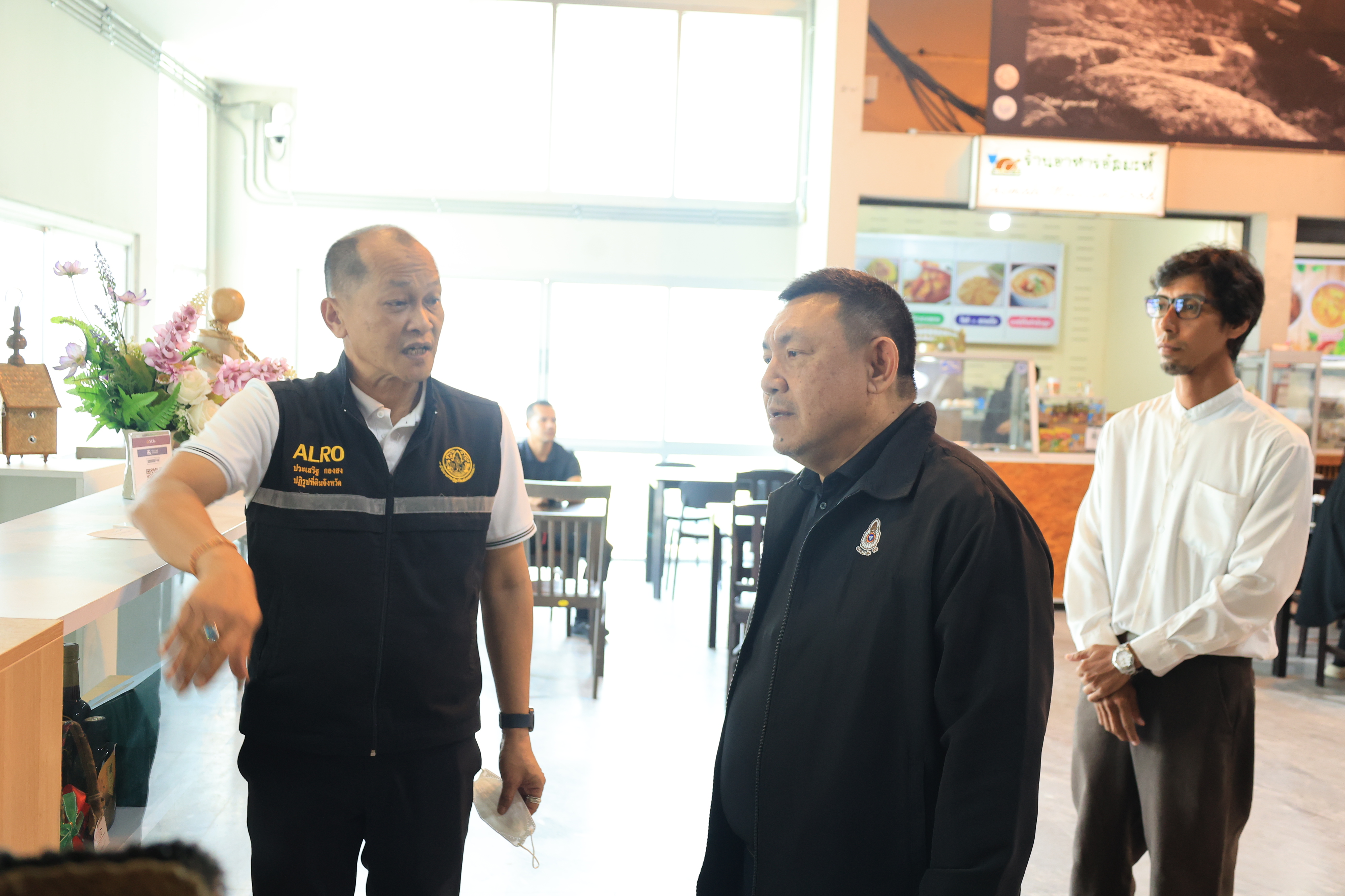 title - เลขาธิการ ส.ป.ก. พร้อมคณะ เยี่ยมชมบูธจำหน่ายผลิตภัณฑ์ของเกษตรกรในเขตปฏิรูปที่ดิน ในพื้นที่ท่าอากาศยานจังหวัดนราธิวาส 